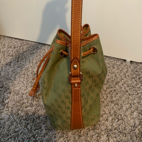Dooney & Bourke Signature Logo Bucket Bag Green - Picture 4 of 8